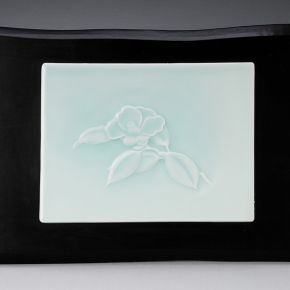 青白磁彫陶額“椿” 青白磁彫陶額“椿”