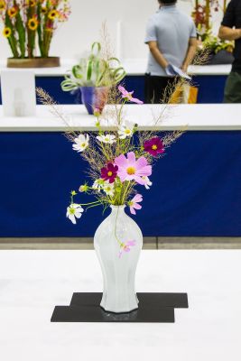 “花と器の出会い”(会場内で開催)