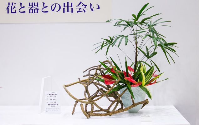 “花と器の出会い”(会場内で開催)